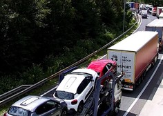 Vozniki, pozor: zaradi gorečega vozila zaprt izvoz Kastelec v smeri proti Ljubljani, nastajajo daljši zastoji