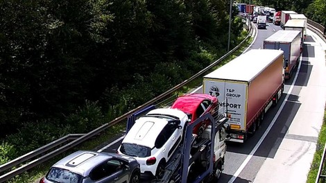 Vozniki, pozor: zaradi gorečega vozila zaprt izvoz Kastelec v smeri proti Ljubljani, nastajajo daljši zastoji