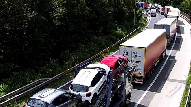 Vozniki, pozor: zaradi gorečega vozila zaprt izvoz Kastelec v smeri proti Ljubljani, nastajajo daljši zastoji (foto: Facebook/Promet.si)