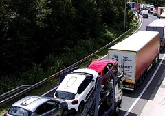 Vozniki, pozor: zaradi gorečega vozila zaprt izvoz Kastelec v smeri proti Ljubljani, nastajajo daljši zastoji