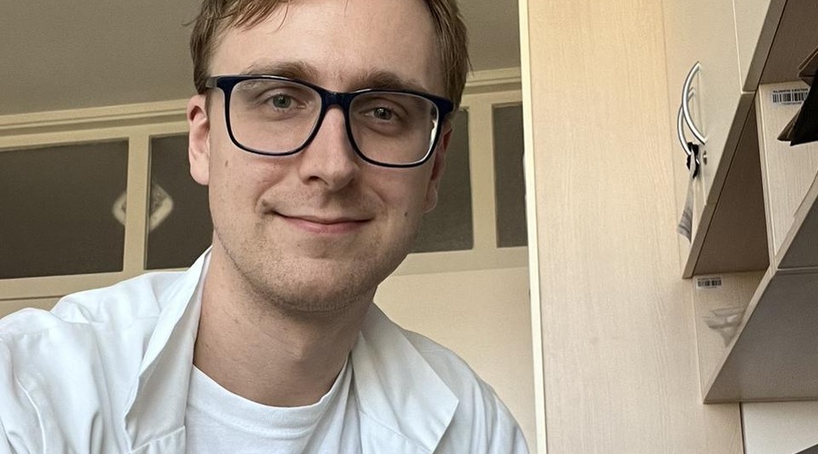 Ste naleteli na oglas, v katerem zdravnik David Zupančič domnevno promovira čudežno zdravilo? Gre za goljufijo (foto: Osebni arhiv Davida Zupančiča)