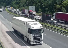 Odstranili posledice zaradi gorečega vozila in odprli izvoz Kastelic: kljub temu na primorski avtocesti še vedno zastoji