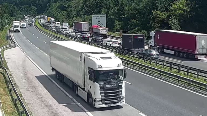 Odstranili posledice zaradi gorečega vozila in odprli izvoz Kastelic: kljub temu na primorski avtocesti še vedno zastoji (foto: Facebook/Promet.si)