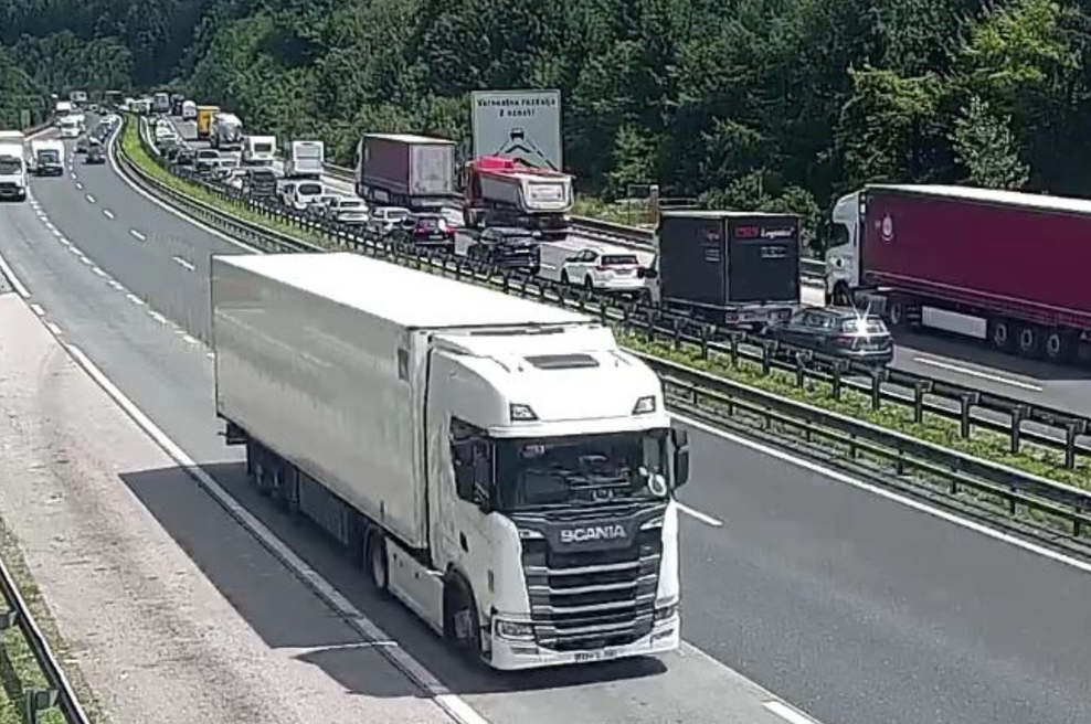 Odstranili posledice zaradi gorečega vozila in odprli izvoz Kastelic: kljub temu na primorski avtocesti še vedno zastoji (foto: Facebook/Promet.si)