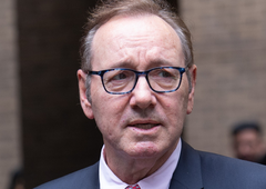 Kevinu Spaceyju izrekli sodbo zaradi obtožb o spolnem nadlegovanju (slavni igralec si je po zaključku z robcem obrisal obraz)