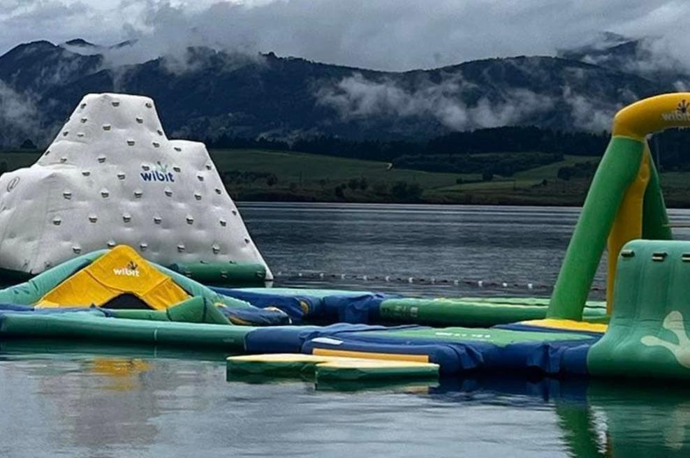 Nad vodnim parkom na Velenjskem jezeru so se znesli vandali (park je zaradi tega do nadaljnjega zaprt) (foto: Facebook/Velenjska plaža)