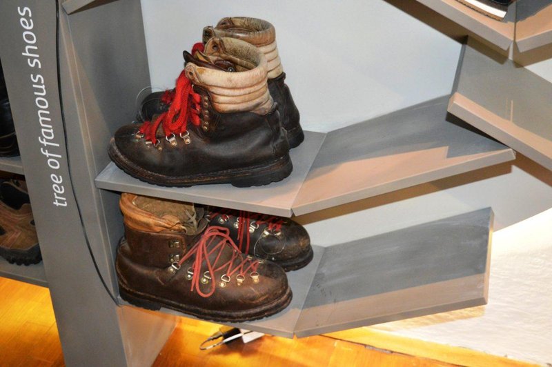 Čevlji plezalca Vikija Grošlja v Tržiškem muzeju. Grošelj je prvi Slovenec, ki se je povzpel na vse najvišje vrhove celin.