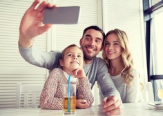 Terapevtova ganljiva lekcija: otroci na družinskih posnetkih želijo videti tudi starše, ne le sebe