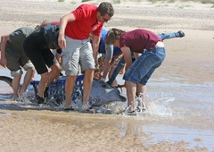 Na obali nasedlo skoraj 100 kitov, reševalci pa so morali sprejeti eno najtežjih odločitev (pretresljiv video)