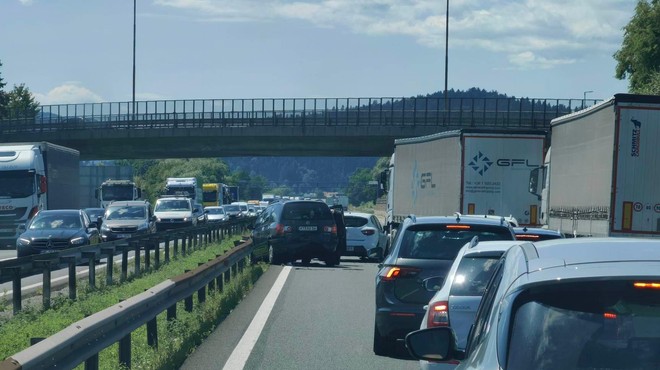 Zastoji do ljubljanske južne obvoznice: "Ne zavirajte in si ne ogledujte prometne nesreče" (foto: Uredništvo)