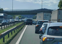 Zastoji do ljubljanske južne obvoznice: "Ne zavirajte in si ne ogledujte prometne nesreče"