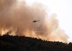 Hrvaški otok zajel grozljiv požar, dim je dosegel tudi Korčulo, kjer dopustuje veliko Slovencev (VIDEO)