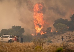 Ognjena drama v Grčiji se nadaljuje: rdeči alarmi blizu Aten, spet smrtne žrtve