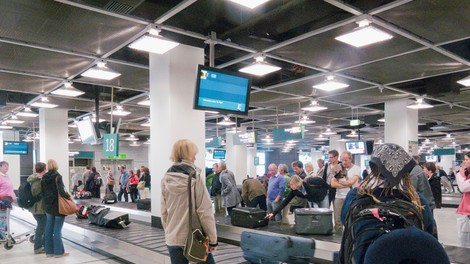 Srhljiva smrt na letališču: po izkrcanju s čezoceanskega poleta med čakanjem na prtljago obležal mrtev