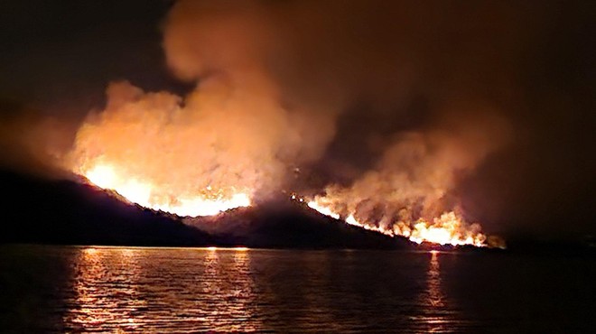 Požara na otoku Čiovo še ni konec: čakajo na pomoč iz zraka (foto: Twitter/Janjjs)