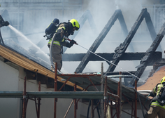 FOTO: Zagorela stavba ljubljanske psihiatrične klinike: gašenja požara so se nemudoma lotili požrtvovalni gasilci