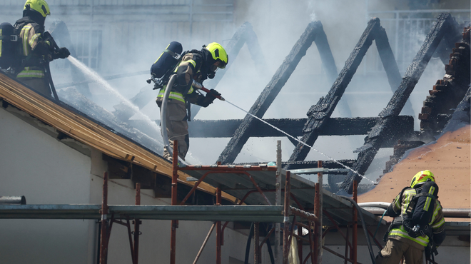 FOTO: Zagorela stavba ljubljanske psihiatrične klinike: gašenja požara so se nemudoma lotili požrtvovalni gasilci (foto: Borut Živulovič/Bobo)