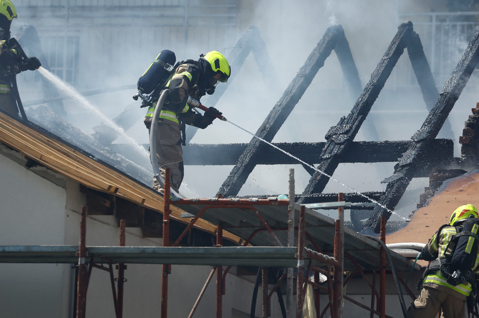FOTO: Zagorela stavba ljubljanske psihiatrične klinike: gašenja požara so se nemudoma lotili požrtvovalni gasilci (foto: Borut Živulovič/Bobo)