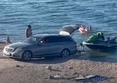 "Nekdo bi ga moral oklofutati in potisniti v morje!" Posnetek turista na Jadranu poskrbel za zgražanje (VIDEO)