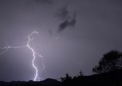 Nemirna noč: zaradi plazov in poplav zaprtih več cest