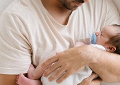 Eden najuspešnejših Slovencev je postal očka: v javnost je pricurljala prva družinska fotografija (nasmejan je do ušes)