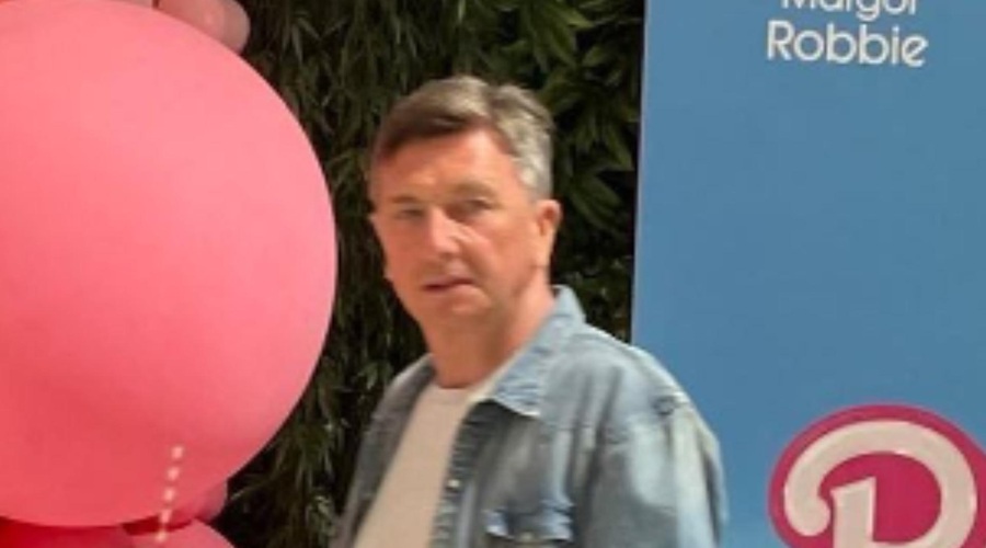 Tudi Borut Pahor navdušen nad filmom Barbie: poglejte, kaj je prinesel s sabo v kino (FOTO) (foto: Instagram/Borut Pahor)