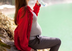 FOTO: Mlada ženska rodila na stranišču v koči sredi nacionalnega parka (ni vedela, da je noseča)