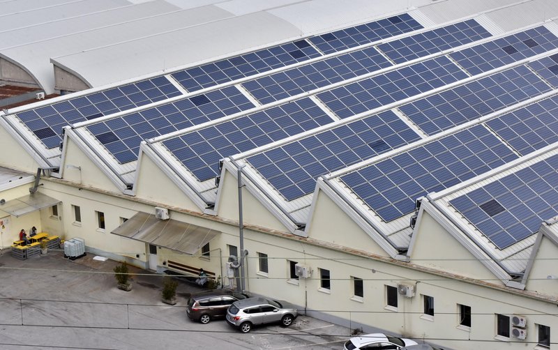 Sončna elektrarna na strehi tovarne v Kranju.