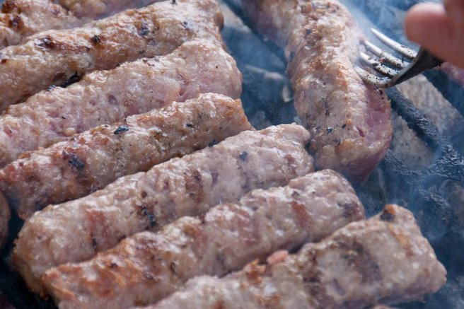 Kako pripraviti kar najboljše čevapčiče? Skrivnost je bolj preprosta, kot bi si mislili