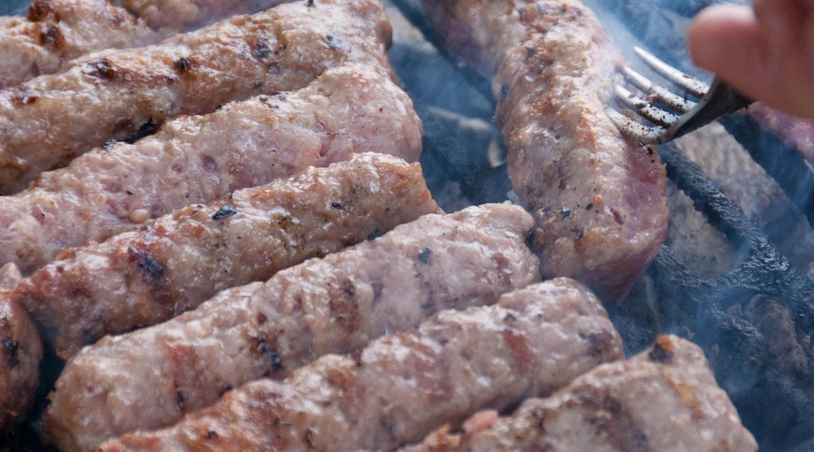 Kako pripraviti kar najboljše čevapčiče? Skrivnost je bolj preprosta, kot bi si mislili (foto: Profimedia)