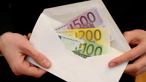 Nezaslišano, kaj si je privoščila pomočnica direktorice mariborskega CSD (njeni sorodniki so nezakonito prejeli več tisoč evrov javnega denarja)