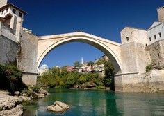 Tragedija v Mostarju: 55-letnica opazovala skoke z mostu, nato ji je spodrsnilo