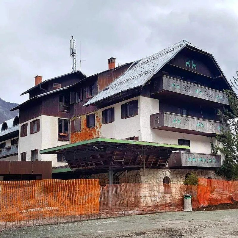 Hotel Zlatorog je vrsto let porpadal in je bil prava sramota Bohinja.