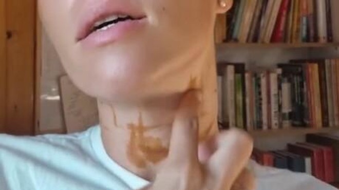 Ojoj, kaj se je zgodilo slovenski televizijski voditeljici: poskušala je zakriti svoj vrat (foto: Jasmina Kandorfer/Instagram zgodba)