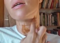 Ojoj, kaj se je zgodilo slovenski televizijski voditeljici: poskušala je zakriti svoj vrat