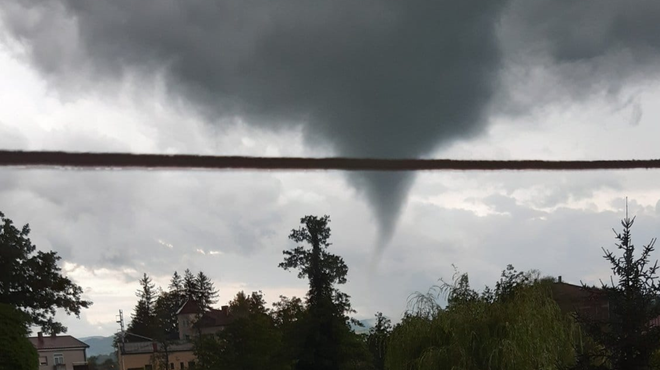 FOTO in VIDEO: Skozi Slovenijo se je pomikal tornado (pustošil je na območju Ilirske Bistrice) (foto: Facebook/Neurje.si/Sonja Stranščak)