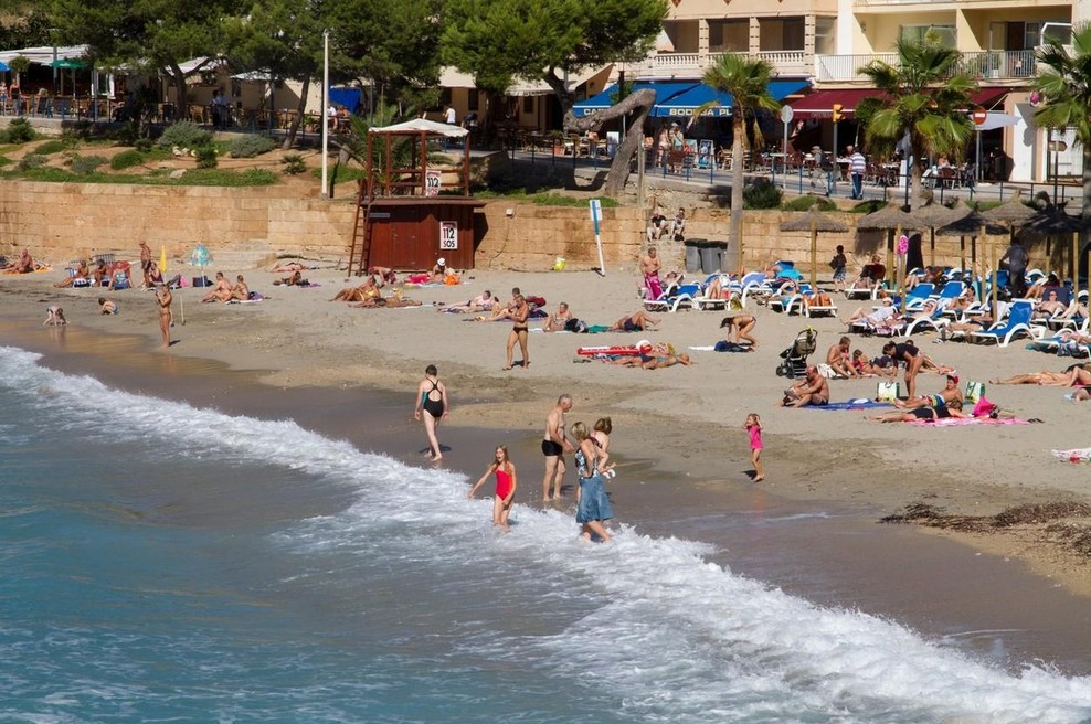 Tudi vi to počnete na plaži? Previdno, lahko vas doleti kazen (foto: Profimedia)