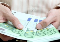 Delavec po pomoti prejel 92.000 evrov (denarja ni hotel vrniti)