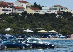 Pravična kazen: turisti parkirali kar na obali, ko so se vrnili, pa ... šok! (FOTO)