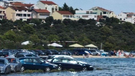 Pravična kazen: turisti parkirali kar na obali, ko so se vrnili, pa ... šok! (FOTO)