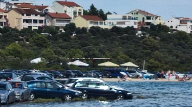 Pravična kazen: turisti parkirali kar na obali, ko so se vrnili, pa ... šok! (FOTO) (foto: Posnetek zaslona/Facebook/Prometne zgode i nezgode)