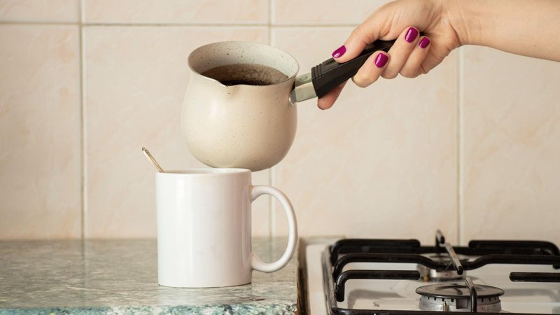 Imate radi turško kavo? Pozor, že ves čas jo (večinoma) pripravljamo na napačen način: treba se je držati tega, pa bo njen okus božanski