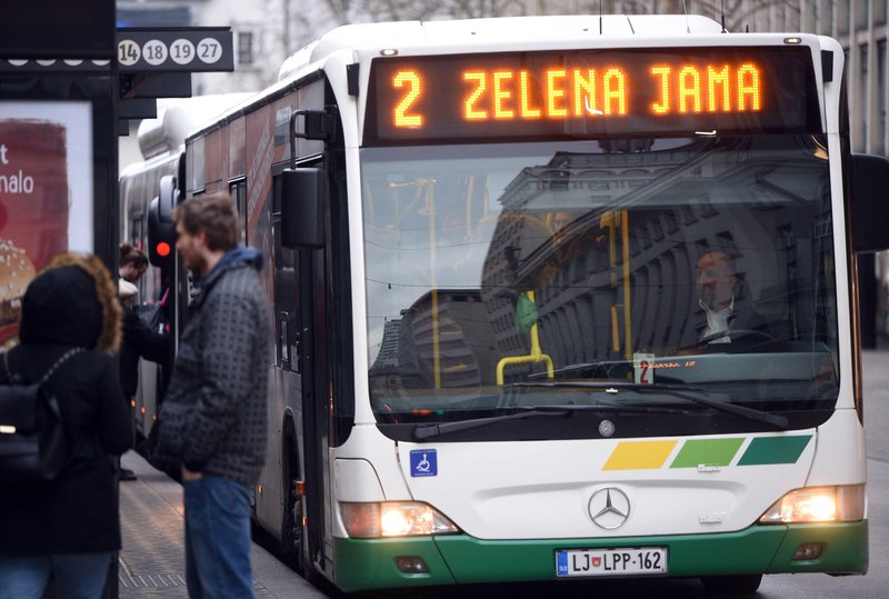 Vozniki avtobusov ne smejo zapeljati v polno križišče.