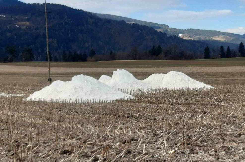 Drama na koroških poljih: prevarani kmeti so jih nevede onesnažili s težkimi kovinami (policija razkrila osupljive podrobnosti) (foto: Policija)
