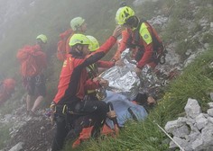 Zahtevno reševanje v slovenskih gorah: planinec utrpel hude poškodbe