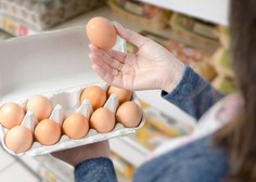 Ženska se je zgrozila, ko je odprla škatlo z 20 jajci: v njej je našla ... (FOTO)