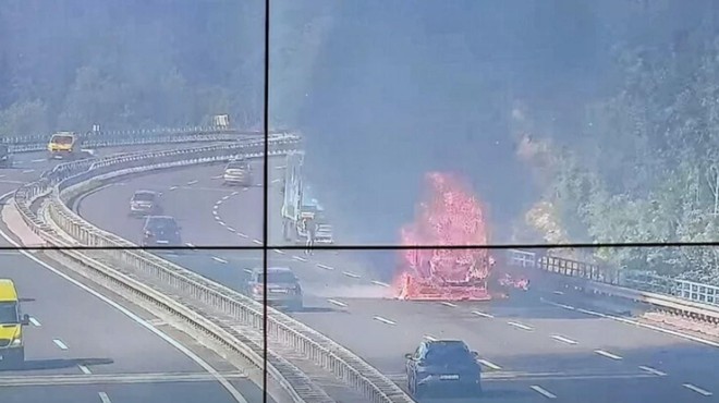 Drama na avtocesti proti morju! Tovorno vozilo v plamenih, gneča je iz minute v minuto večja (FOTO) (foto: Posnetek zaslona/HAC)