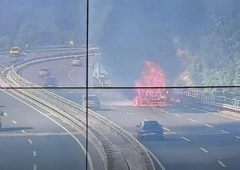Drama na avtocesti proti morju! Tovorno vozilo v plamenih, gneča je iz minute v minuto večja (FOTO)