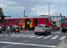 Huda nesreča v Ljubljani: v osebno vozilo trčil vlak