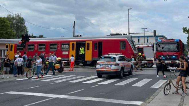 Huda nesreča v Ljubljani: v osebno vozilo trčil vlak (foto: Kaja Šoštarec/STA)